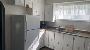 Full-sized fridge, microwave, oven, stovetop - Caribou Cottage (Grand Falls - Windsor)