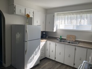 Großer Kühlschrank, Mikrowelle, Ofen, Herdplatte