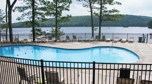 Spacious Cabin w/hot tub , pool and lake access, sleeps 8