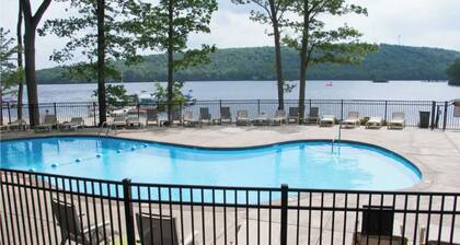 Spacious Cabin w/hot tub , pool and lake access, sleeps 8