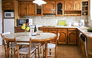 Een koelkast, een oven, een kookplaat, een vaatwasser