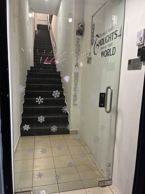 Vista frontal de la propiedad