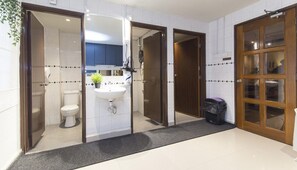 Free toiletries, soap, shampoo, toilet paper - Senja Hostel Kuala Lumpur Chinatown (Kuala Lumpur)