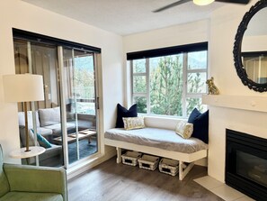 Smart TV, fireplace - Spacious 700+ sq ft 1BR in Whistler Village 2 King beds - Free parking & Hot Tub (Whistler)
