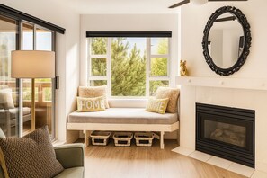 Smart TV, fireplace - Spacious 700+ sq ft 1BR in Whistler Village 2 King beds - Free parking & Hot Tub (Whistler)