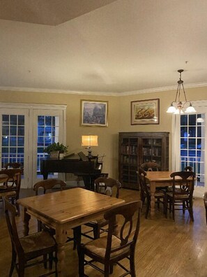 Dining - The Currier Inn (Greeley)