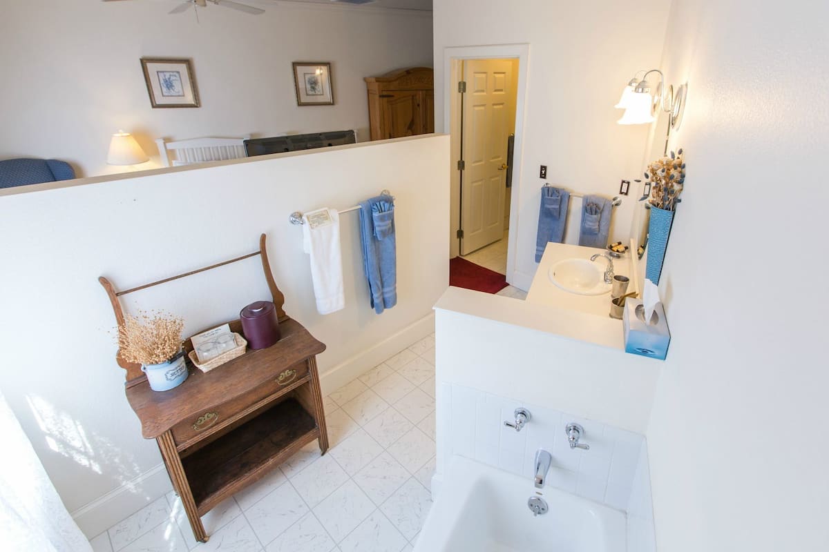 The Robert Cameron Room | Bathroom