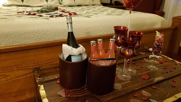 The Colorado Room | Free WiFi - The Currier Inn (Greeley)