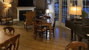 Dining - The Currier Inn (Greeley)