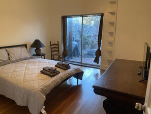 4 bedrooms, desk, iron/ironing board, travel crib