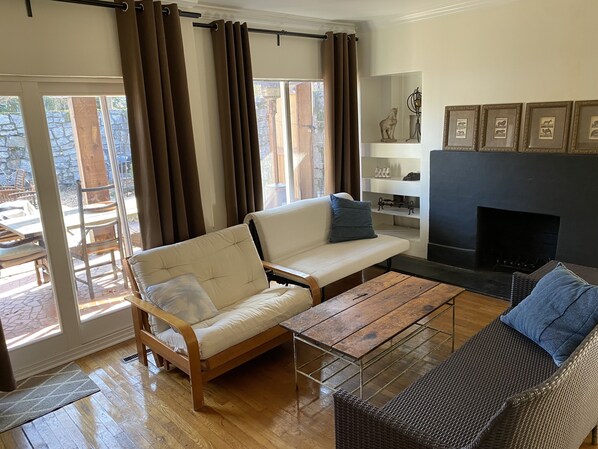 Smart TV, fireplace, DVD player, books