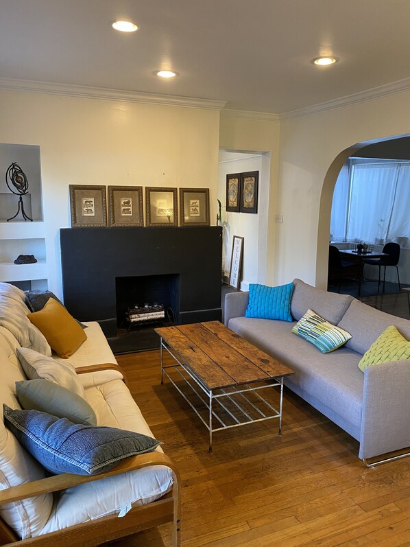 Smart TV, chimenea, reproductor de DVD y libros 