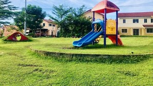 Ein Spielplatz mit einer blauen Rutsche und einer roten und gelben Konstruktion.