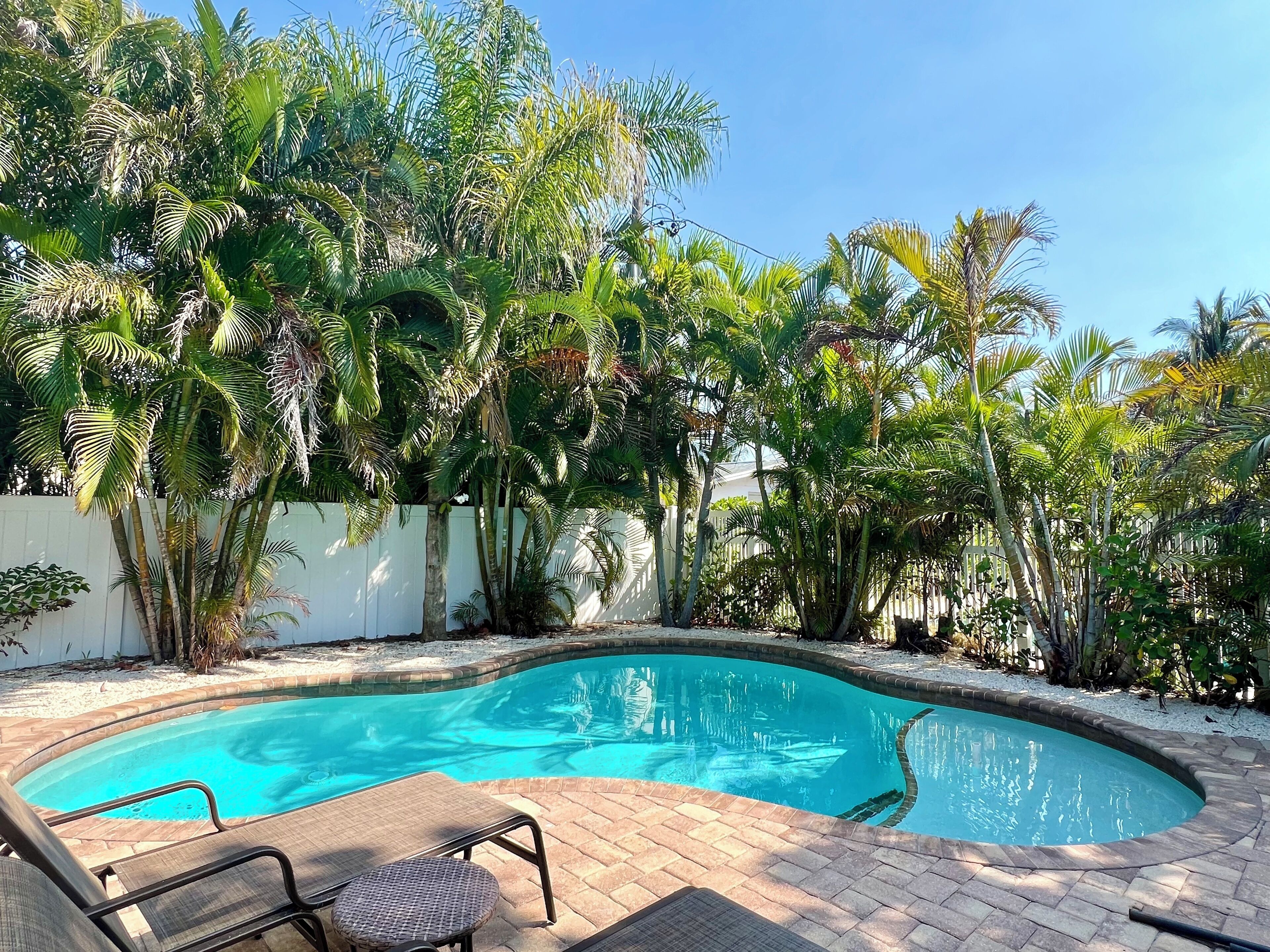 Una piscina al aire libre, una piscina climatizada