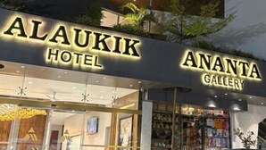 Un hotel de diseño moderno, con balcones adornados con plantas y un letrero que dice 'Ananta Gallery' debajo del nombre del hotel.
