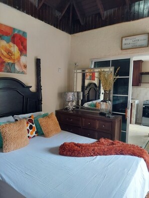 1 bedroom, WiFi, bed sheets - Modern beautiful decorated space with a beautiful  garden (Runaway Bay)