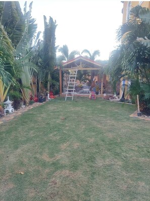 Property grounds - Modern beautiful decorated space with a beautiful  garden (Runaway Bay)