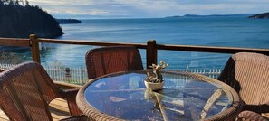 Outdoor dining - Sunny Island Cliff Side Views (Anacortes)