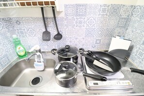 Geladeira, micro-ondas, cooktop, chaleira elétrica