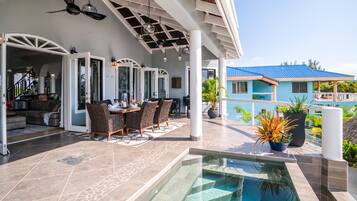 2 outdoor pools, pool loungers