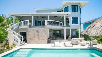 2 outdoor pools, pool loungers