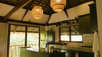 Geladeira, fogão, cooktop, cafeteira/chaleira