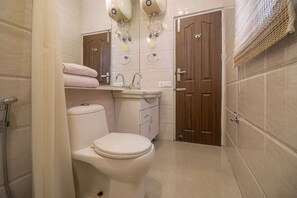 Executive cottage | Badkamer | Een douche, een regendouche, handdoeken, zeep