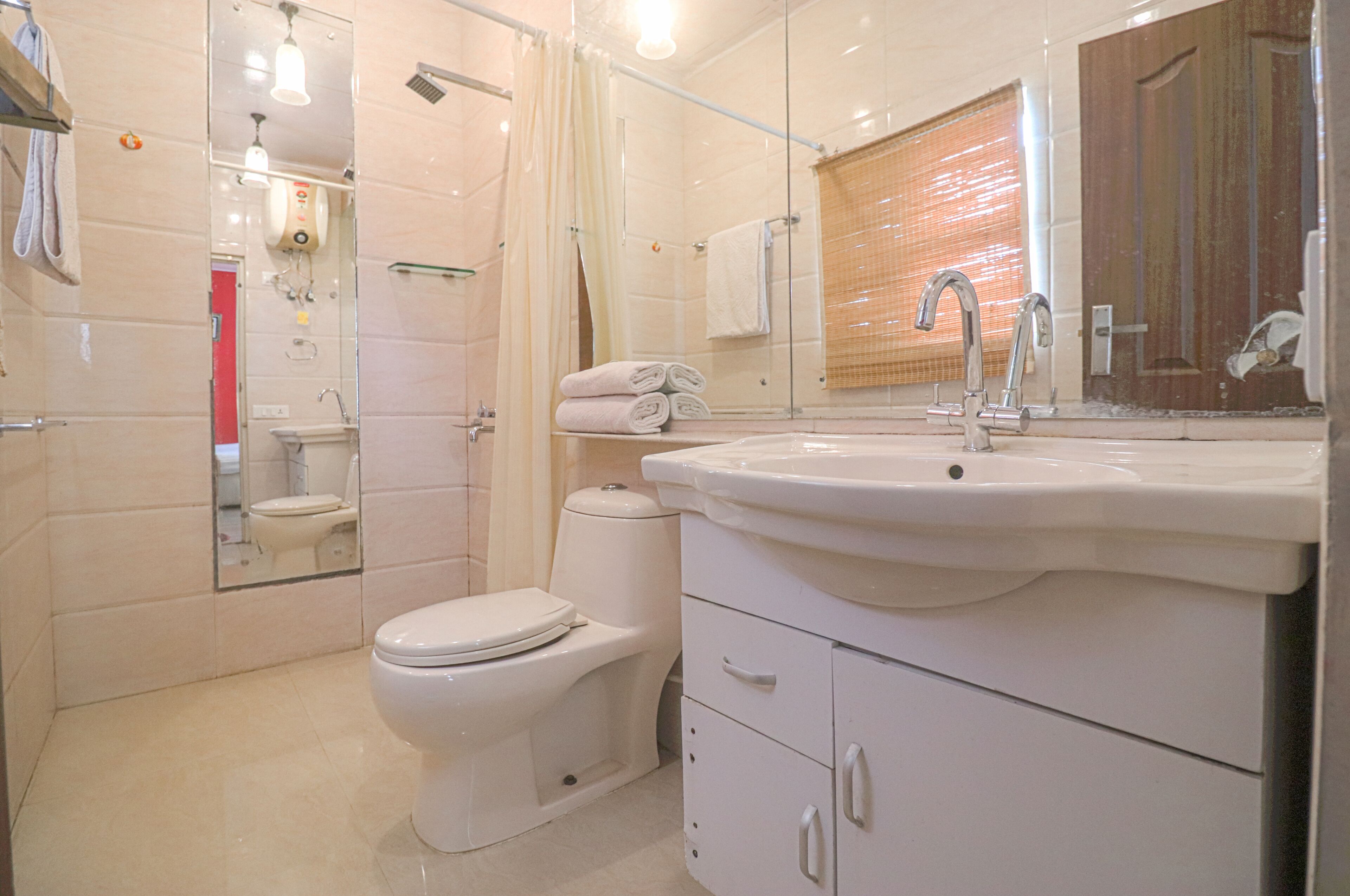 Executive Cottage | Bathroom | Shower, rainfall showerhead, towels, soap