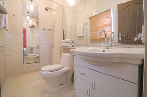 Executive Cottage | Bilik Mandi | Pancuran mandi, hulu semburan mandi hujan, tuala disediakan, sabun 
