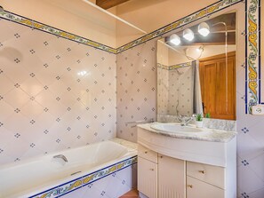 Bathtub, towels