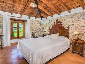4 bedrooms, Internet, bed sheets