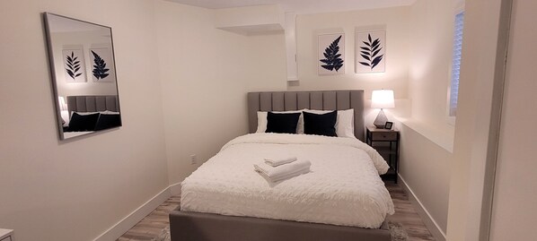 1 chambre, bureau, fer et planche à repasser, lit parapluie