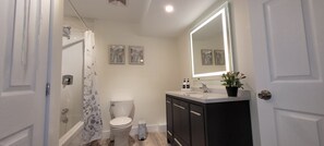 Kombination af bruser/badekar, hårtørrer, håndklæder, Sæbe