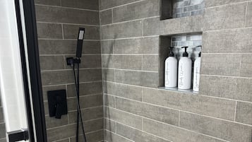 Shower, rainfall showerhead, free toiletries, hair dryer