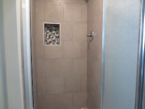 تجهيزات دش، مجففات شعر، مناشف، صابون