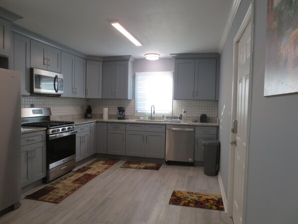 冰箱、微波炉、烤箱、炉灶