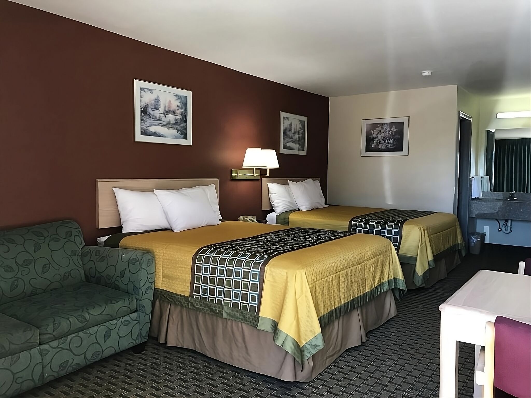 Your Home Away From Home! 3 Relaxing Units, Free Parking, Free Breakfast