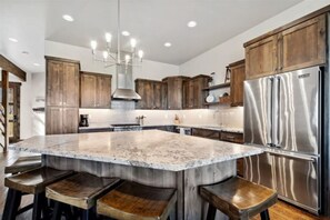 Fridge, microwave, oven, stovetop - Great Northern Ski Haus (Whitefish)
