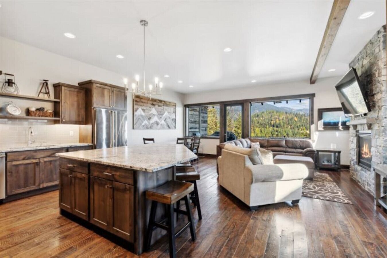 TV, peis, bordtennis og filmbibliotek