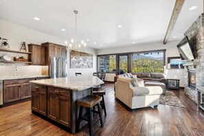 TV, peis, bordtennis og filmbibliotek