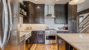 Microonde, forno, piano cottura, lavastoviglie