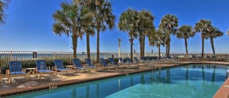 Een buitenzwembad, een verwarmd zwembad