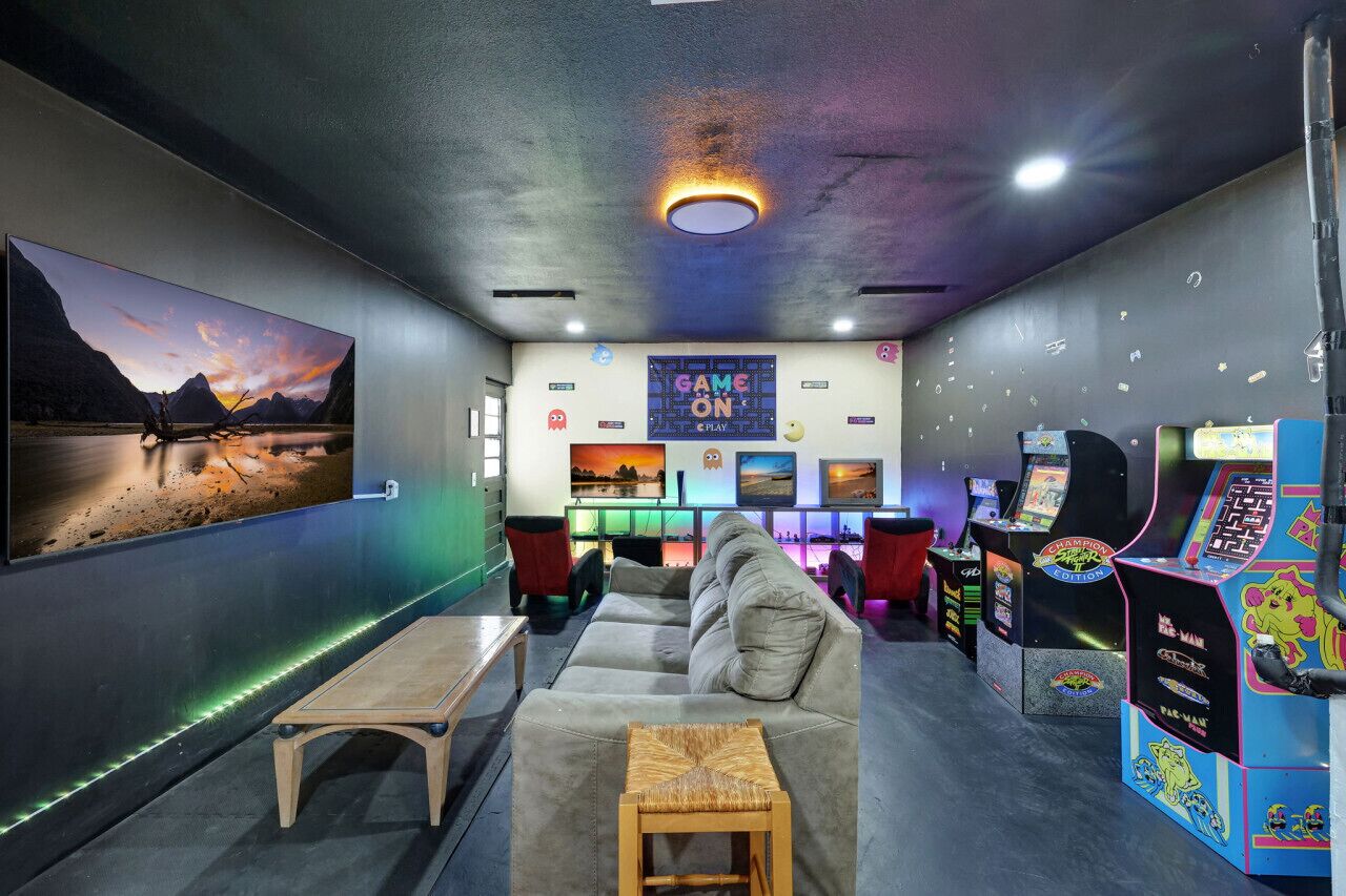Cozy stays W/Game room near DT AND Beaches