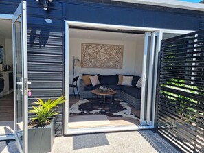 Terrace/patio - Roberts Beach Escape in Tairua is 3-5 minute walk from the beach  (Tairua)