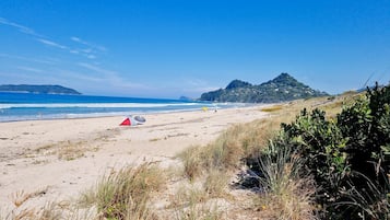 Playa en los alrededores y toallas de playa