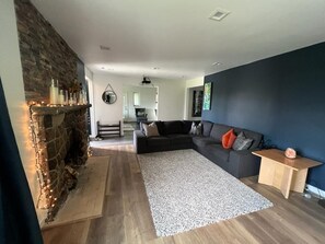 Smart TV, chimenea, libros y estéreo 