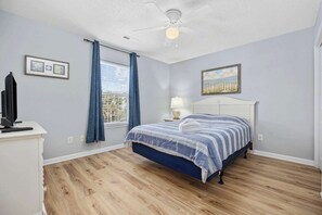 5 bedrooms, iron/ironing board, WiFi, bed sheets - Sea Breeze Getaway By Beach Star (Surfside Beach)