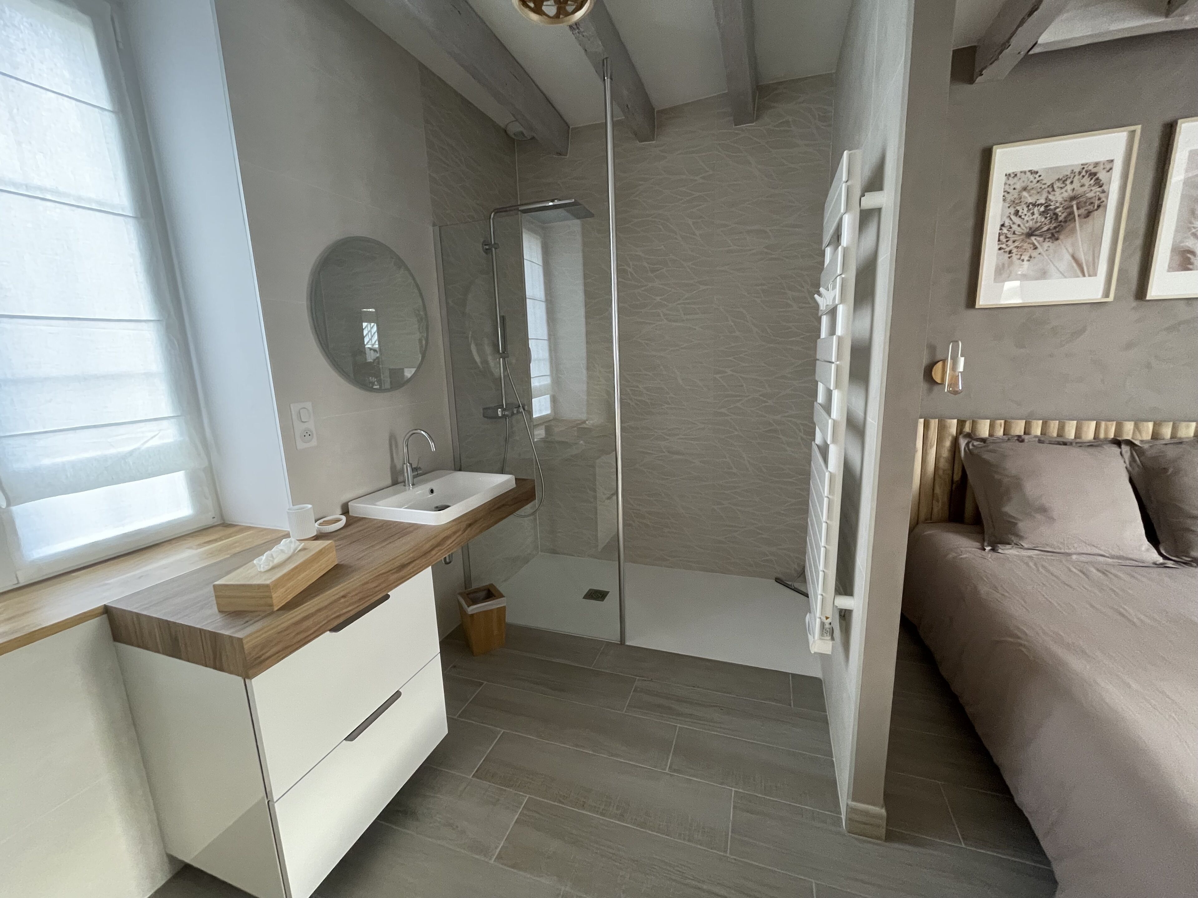Een douche, een haardroger, handdoeken, toiletpapier