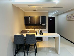 Family Suite | Egyptian cotton sheets, premium bedding, memory foam beds, minibar - Asala AL Shorouk Serviced Apartments (Al Khobar)