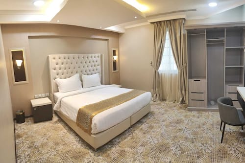 Suite | Egyptian cotton sheets, premium bedding, memory foam beds, minibar